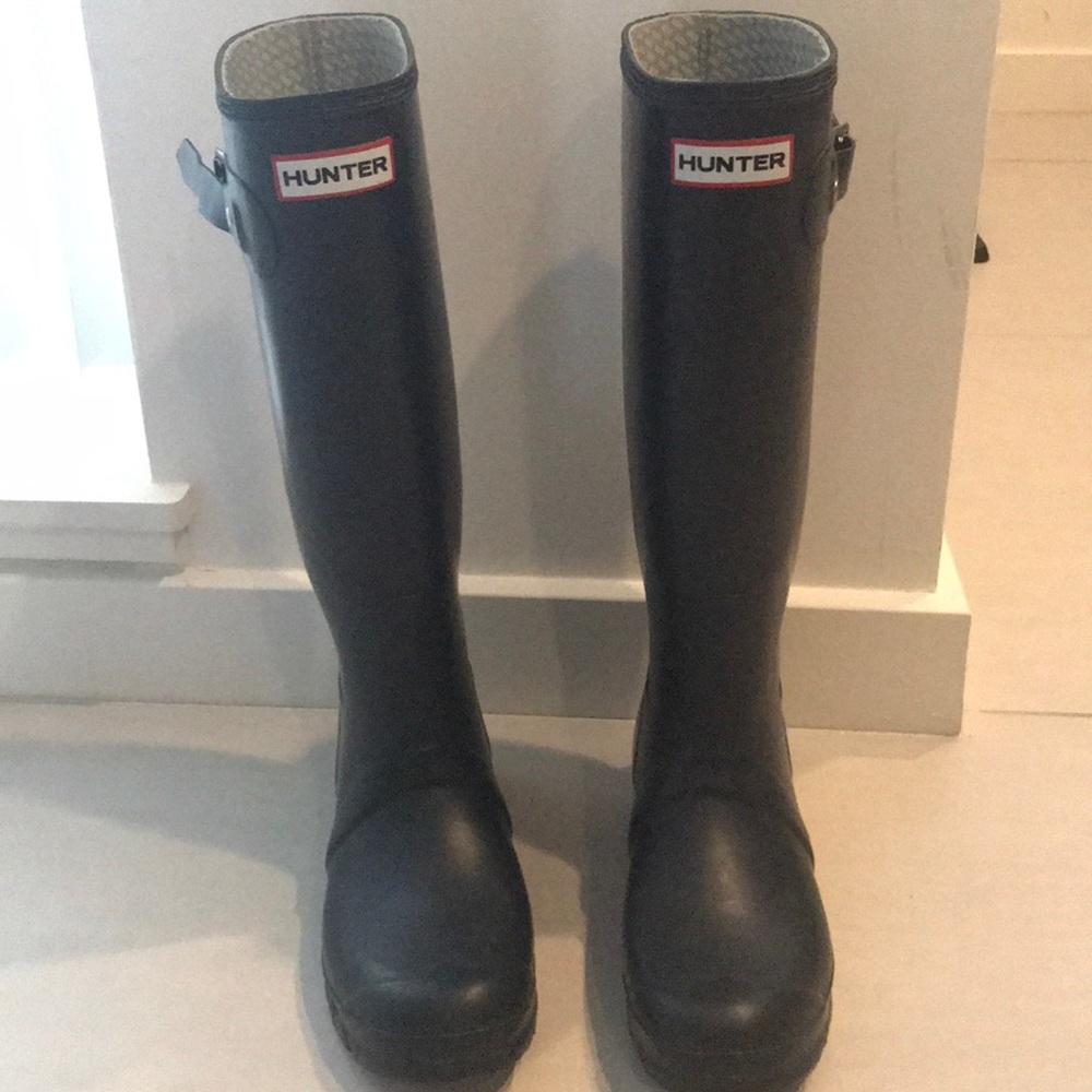 Hunter Rain boot! Great condition! navy